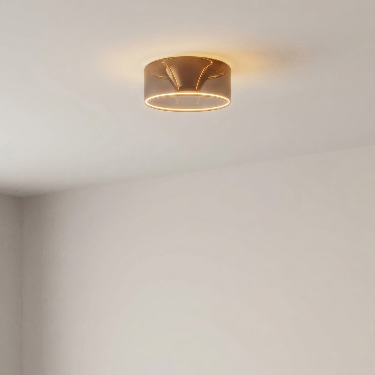 E27 LED-donutpære i røgfarvet glas, Ø 195 mm, tændt i loftet i et rum med lyse vægge