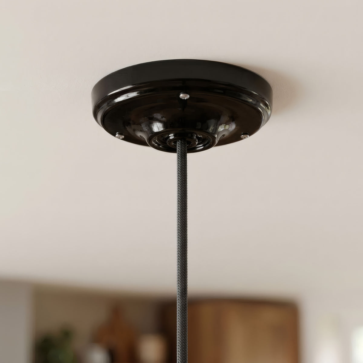 Roset i porcelæn med monteringssæt, Ø 105 mm — Sort