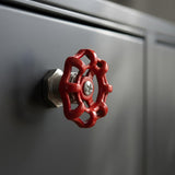 Bouton de meuble volant rouge style industriel sur meuble métal gris