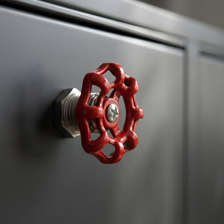 Bouton de meuble volant rouge style industriel sur meuble métal gris