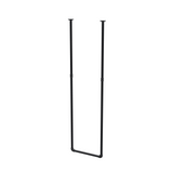 Loftophængt tøjstang i matsort lakeret stålrør Ø 27 mm — bredde 46 cm, højde under loftet 173 cm, trekvartsvisning på hvid baggrund