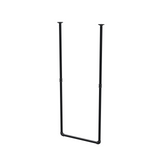 Loftophængt tøjstang i matsort lakeret stålrør Ø 27 mm — bredde 56 cm, højde under loftet 143 cm, trekvartsvisning på hvid baggrund