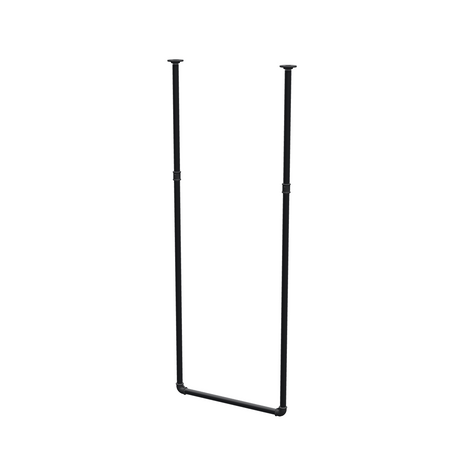 Loftophængt tøjstang i matsort lakeret stålrør Ø 27 mm — bredde 56 cm, højde under loftet 153 cm, trekvartsvisning på hvid baggrund
