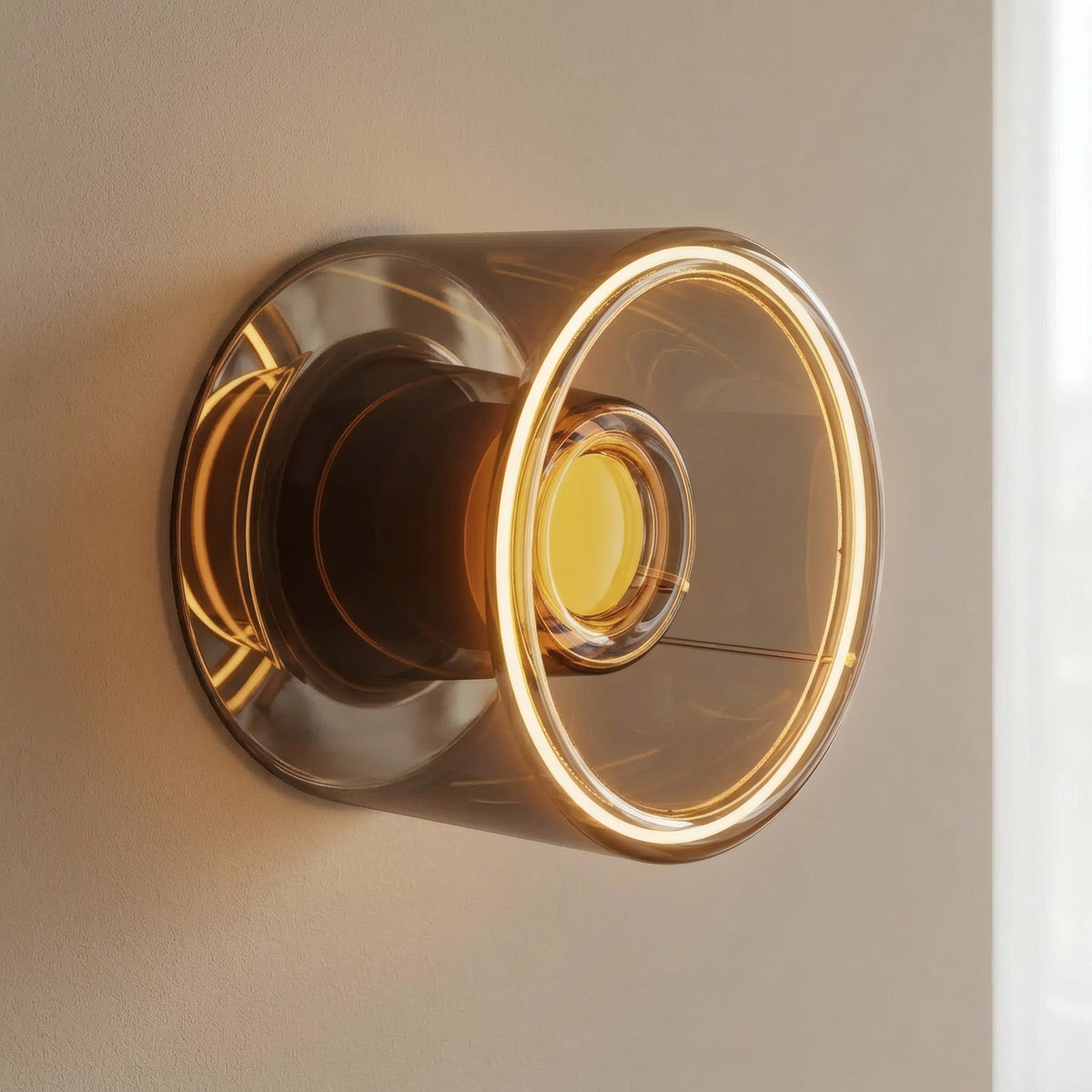E27 LED-donutpære i røgfarvet glas, Ø 120 mm, tændt som væglampe på en ensfarvet neutral væg
