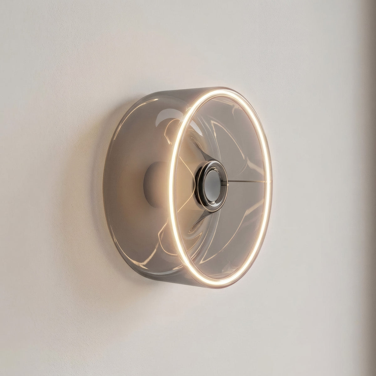 E27 LED-donutpære i røgfarvet glas, Ø 195 mm, tændt som væglampe på en enkel lys væg