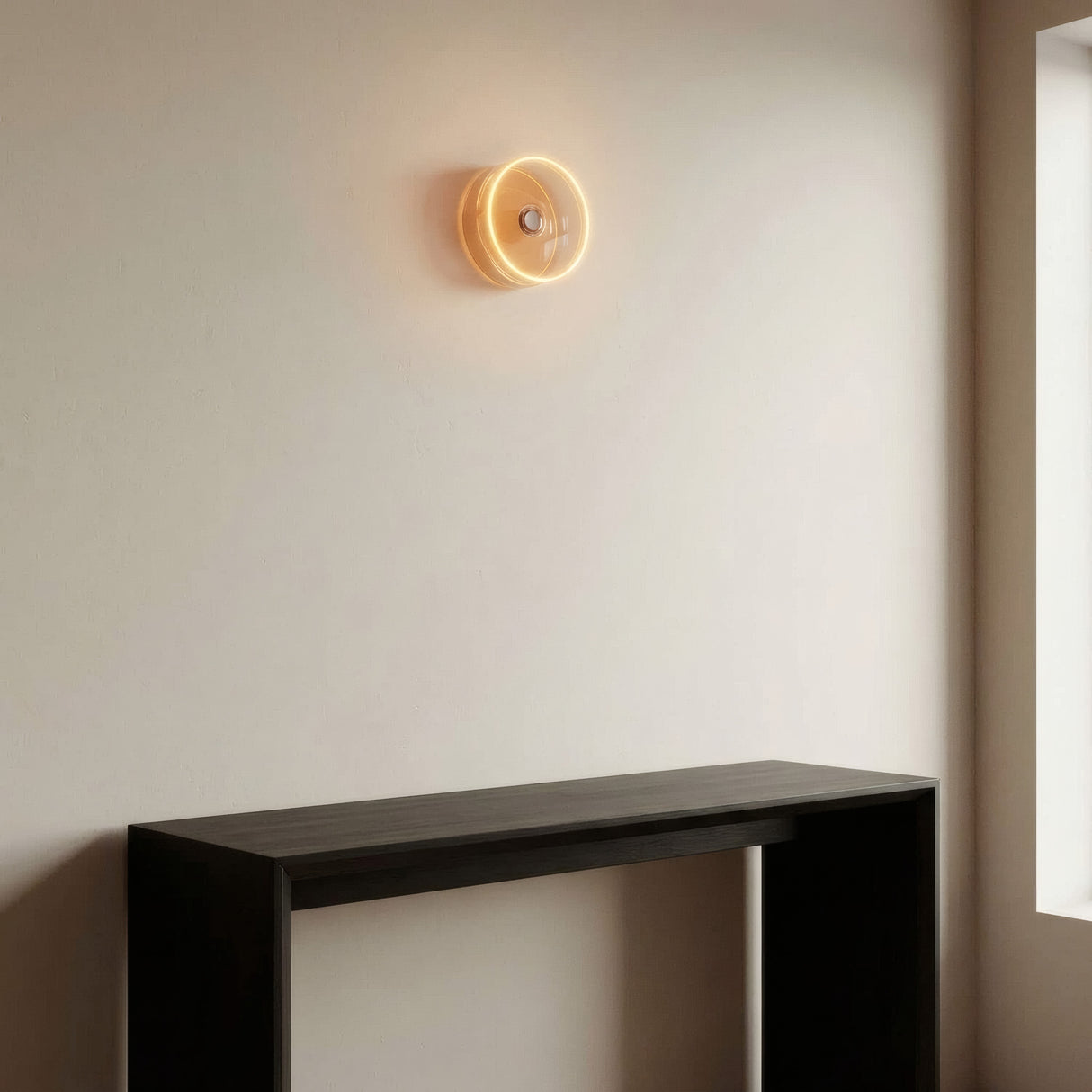 E27 LED-donutpære i røgfarvet glas, Ø 195 mm, tændt som væglampe i en enkel stue