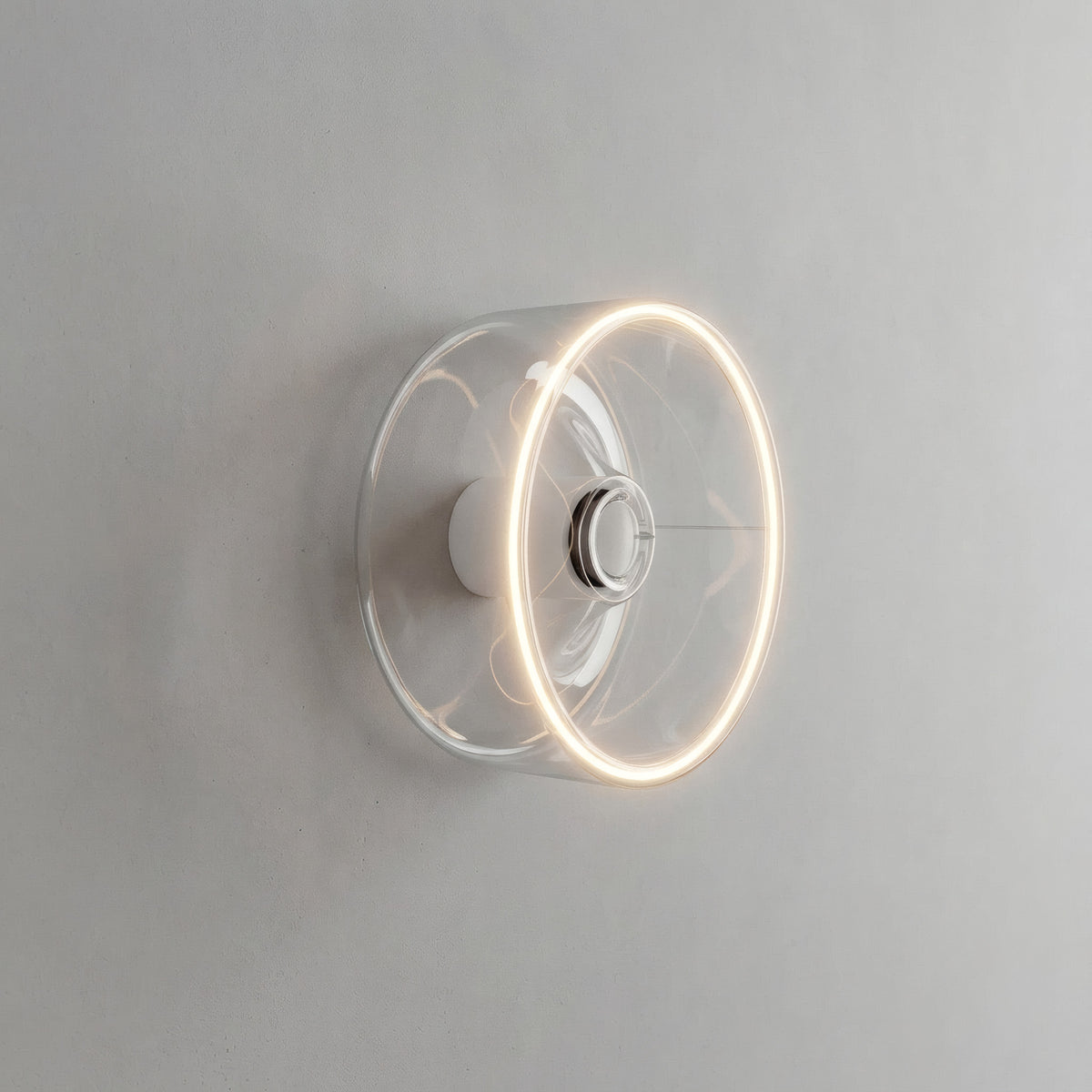 E27 LED-donutpære i klart glas, Ø 195 mm, tændt som væglampe i et enkelt interiør