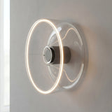 E27 LED-donutpære i klart glas, Ø 195 mm, som væglampe med en varm lysglorie