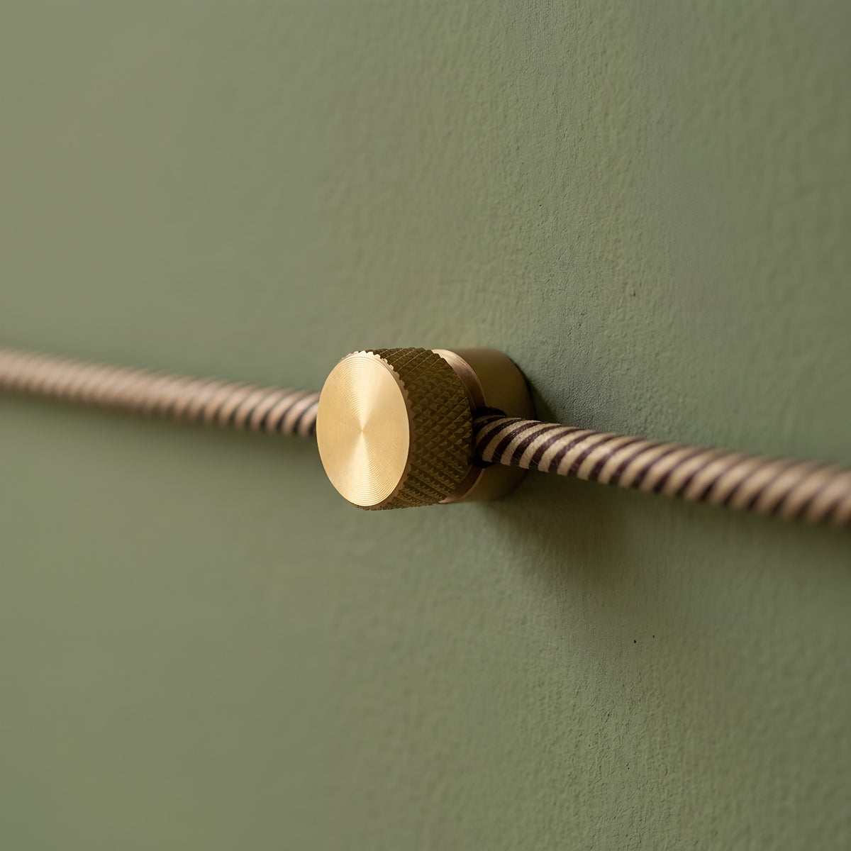 Vægkabelholder i metal til stofledning — Satineret bronze