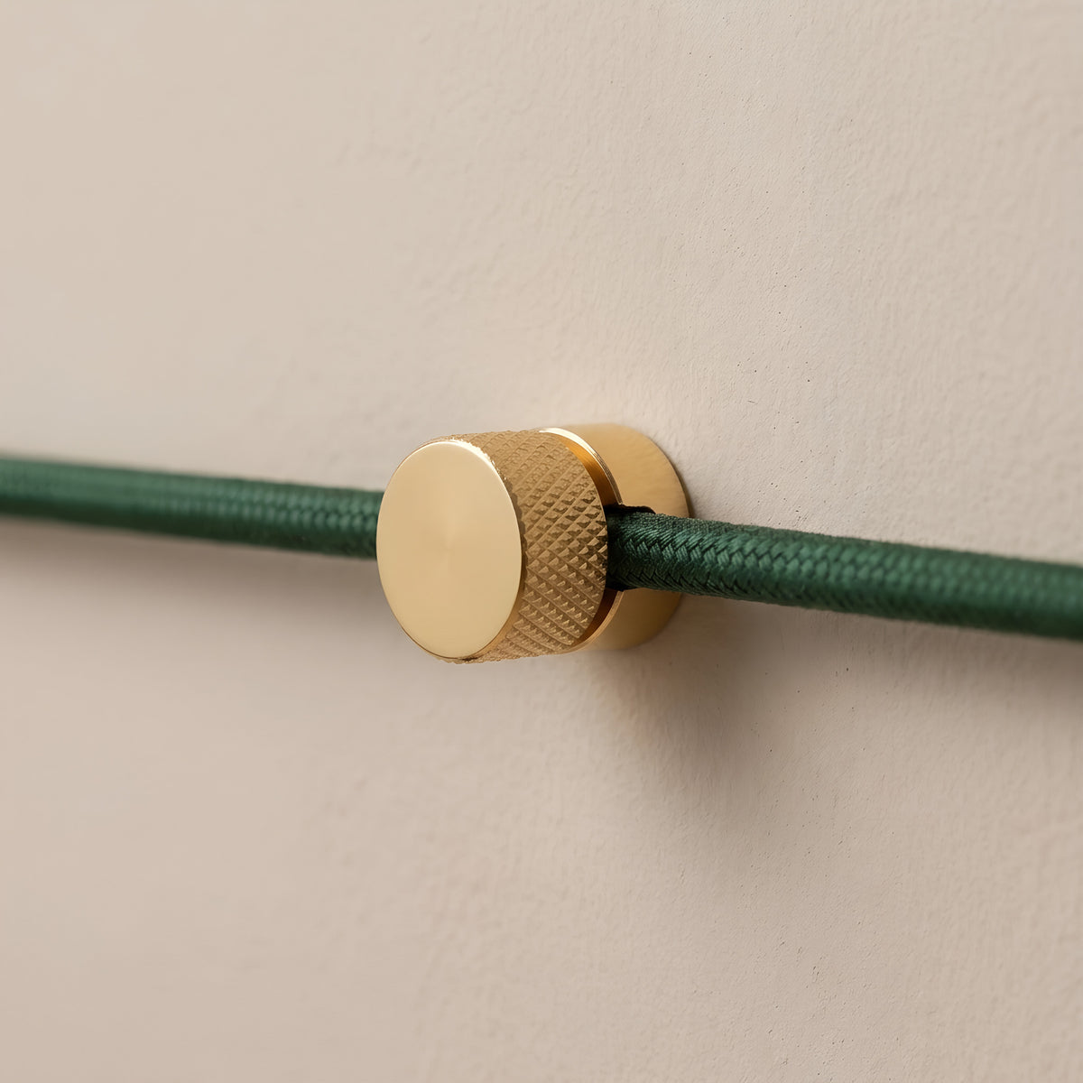 Vægkabelholder i metal til stofledning — Messing
