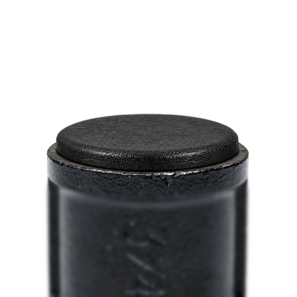 Sort lamelprop i en sortmalet deko-muffe 3/4″