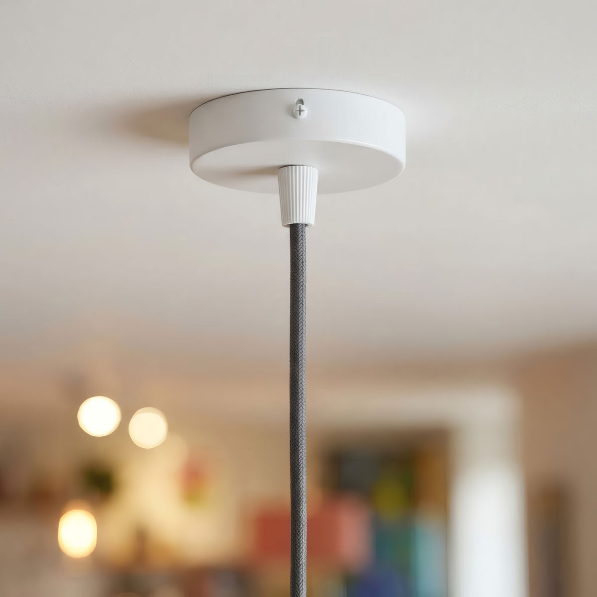 Lille cylindrisk roset i metal, Ø 83 mm — 1 centralt hul / Konisk termoplast / Mat hvid