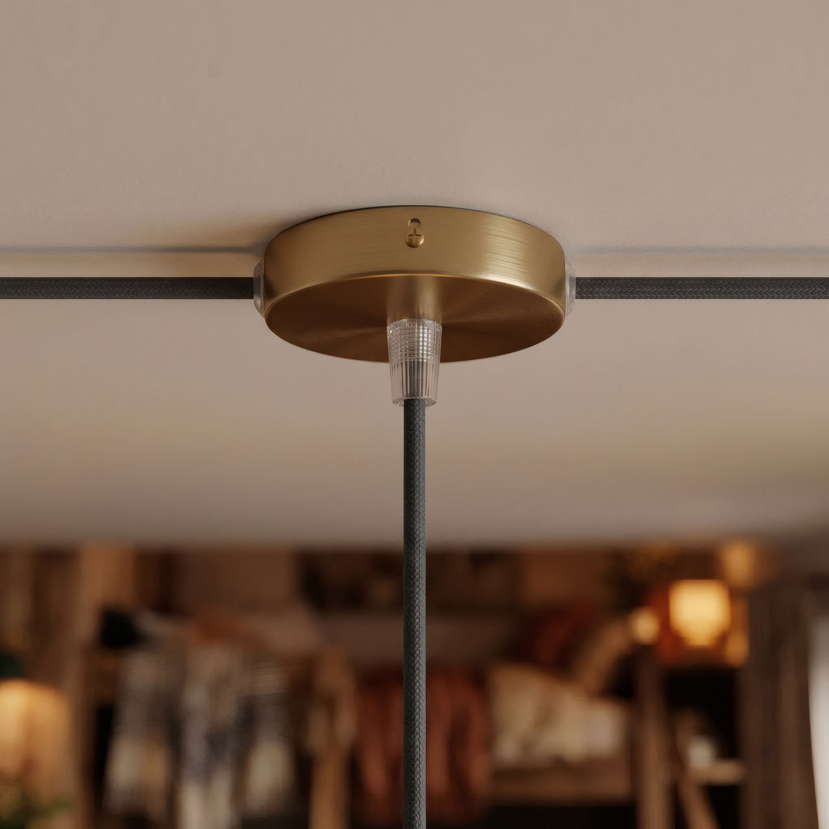 Lille cylindrisk roset i metal, Ø 83 mm — 1 centralt hul og 2 i siden / Konisk termoplast / Satineret bronze