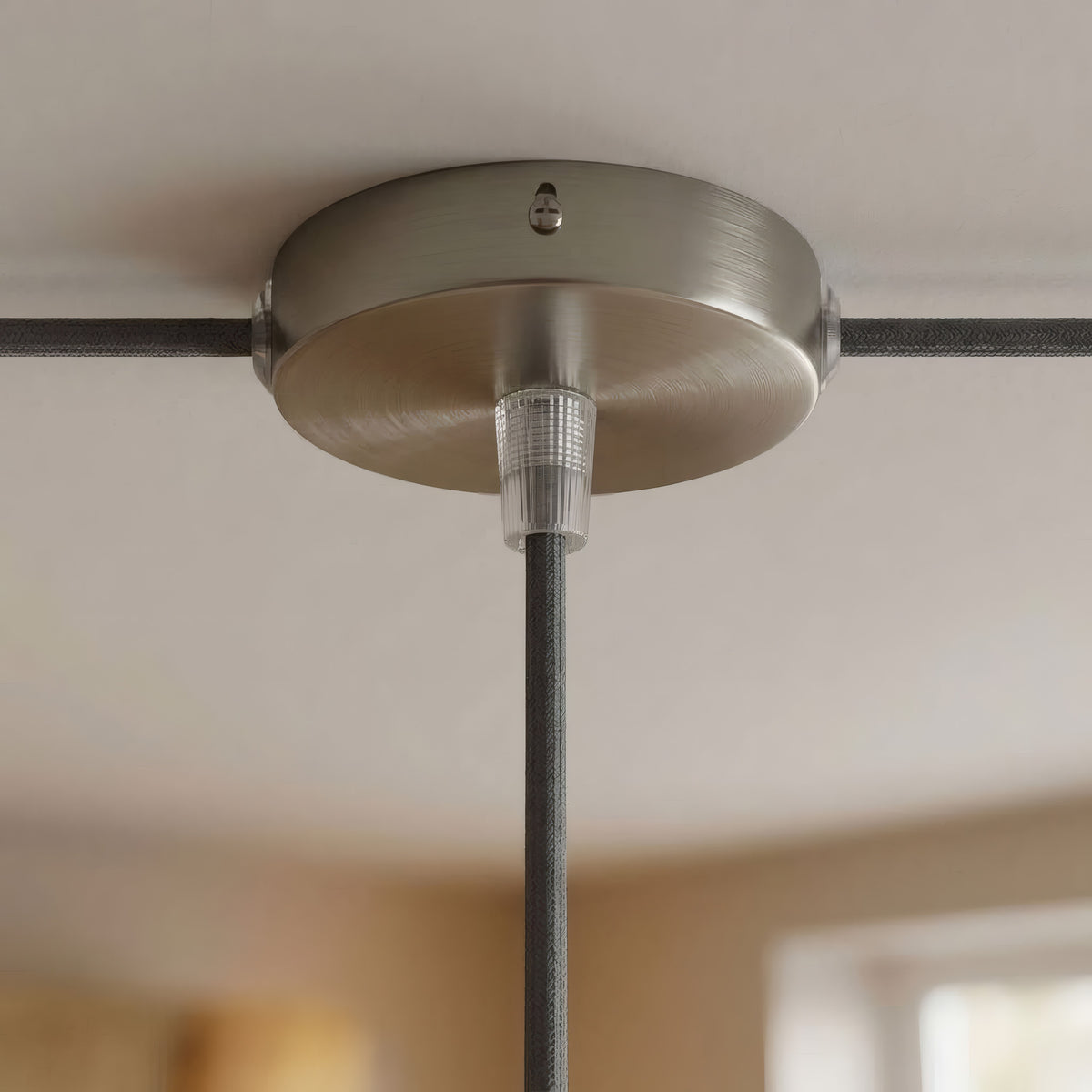 Lille cylindrisk roset i metal, Ø 83 mm — 1 centralt hul og 2 i siden / Konisk termoplast / Satineret titan
