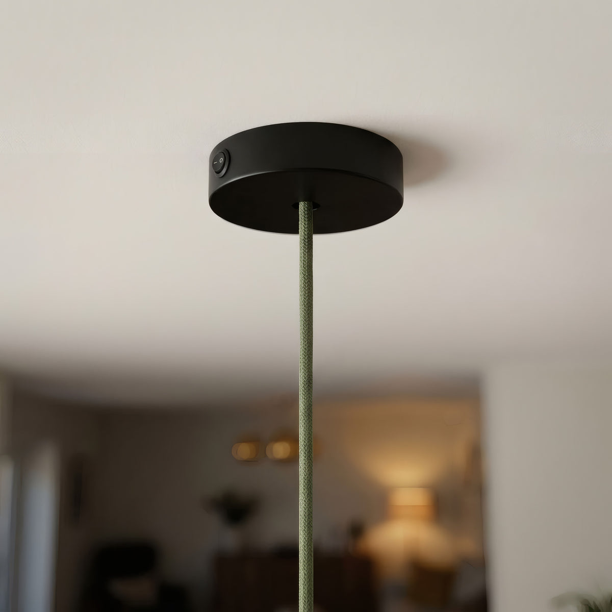 Lille cylindrisk roset i metal med afbryder, Ø 83 mm — Sort
