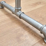Détail du pied du portant galvanisé avec raccords en fonte et tubes filetés