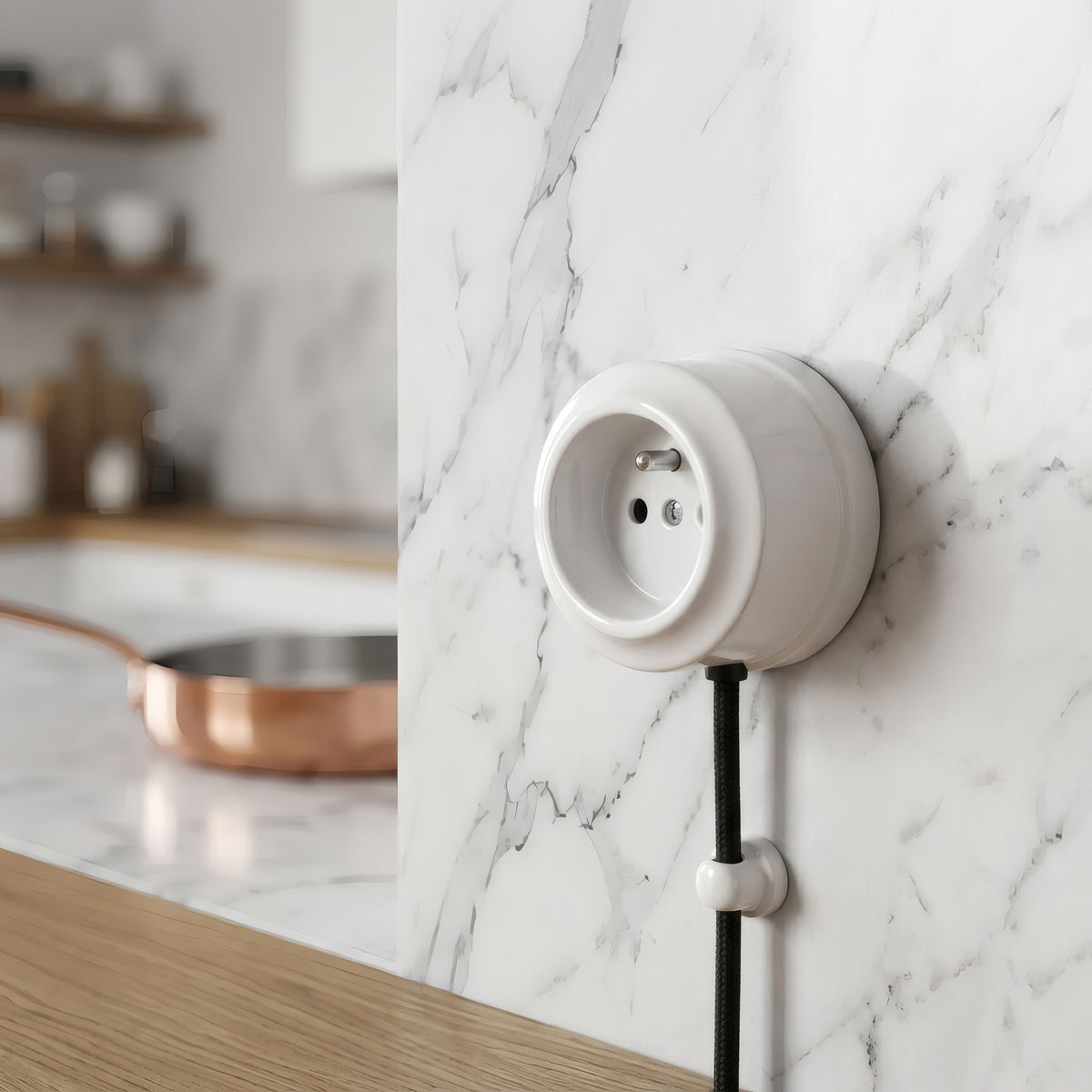 Vægstikkontakt i porcelæn — Fransk 2P+T 16 A / Hvid