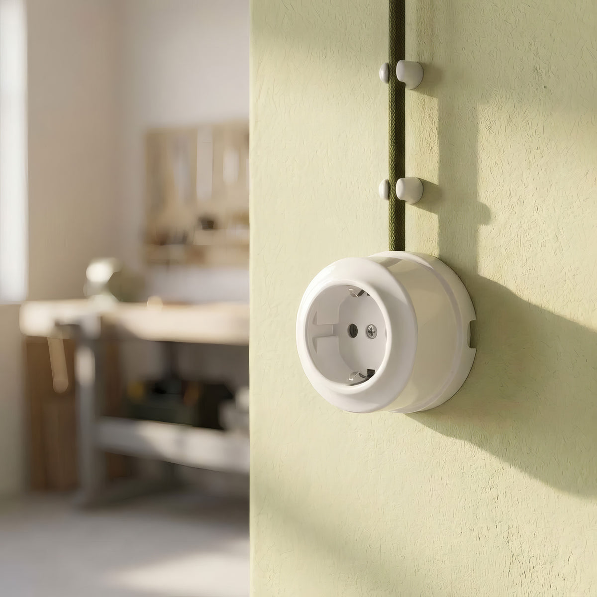 Vægstikkontakt i porcelæn — Schuko 2P+T 16 A / Hvid