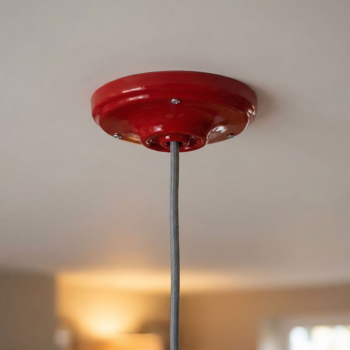 Roset i porcelæn med monteringssæt, Ø 105 mm — Rød