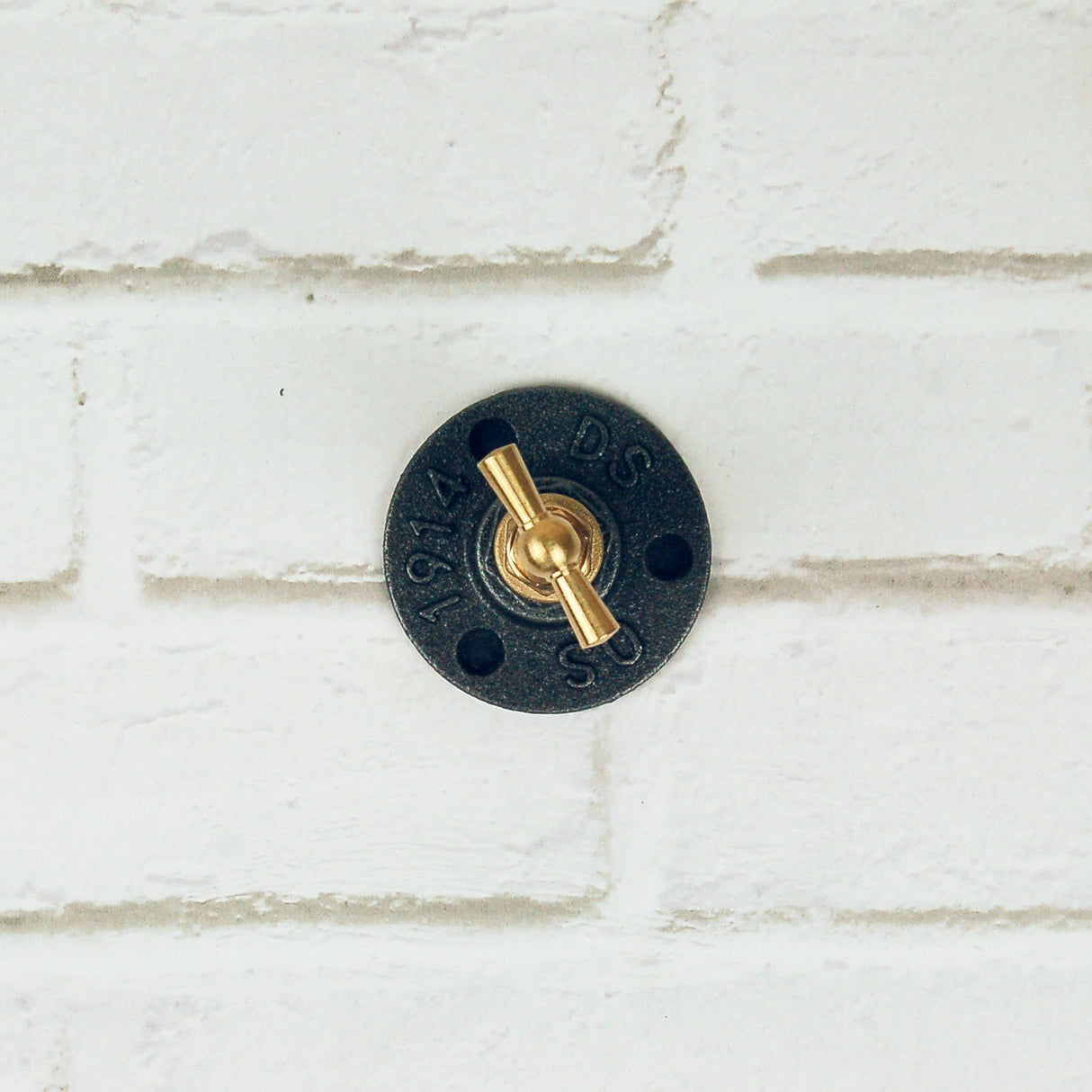 porte-manteau mural industriel en fonte avec robinet laiton 